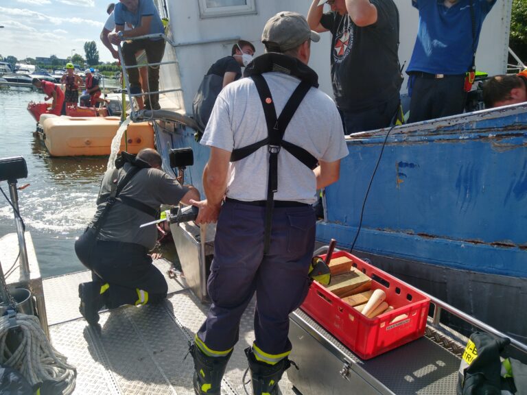 Presseinformation 18/2022 Hausboot droht zu sinken